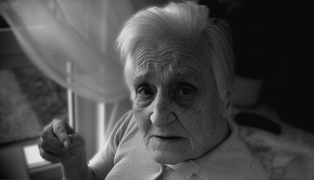 gray-scale image of an older woman with TBI